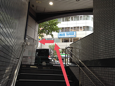 1.「新宿三丁目駅」E5出口を出て左折。